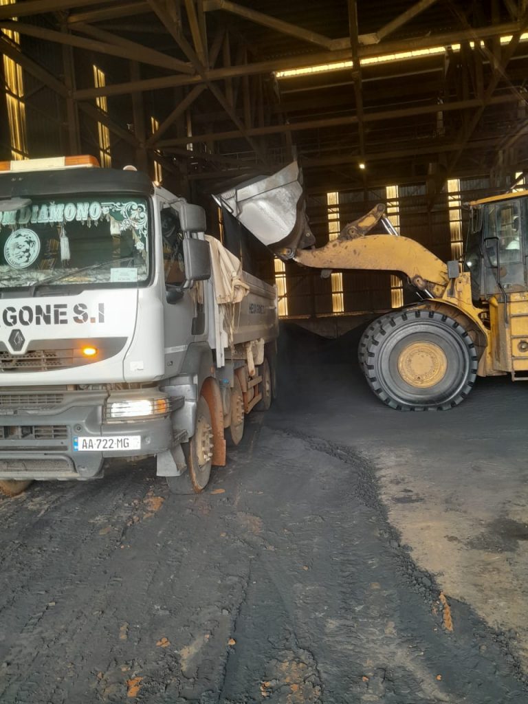 Transport de HMC (concentré de minéraux lourds) sur site minier au Sénégal